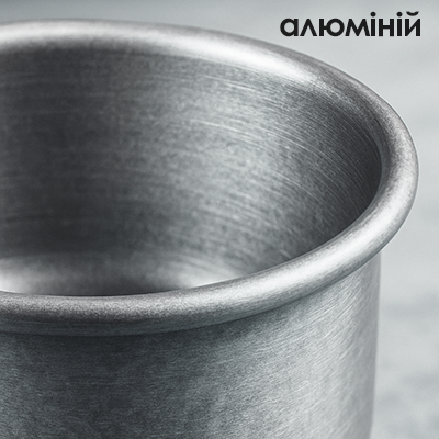 крупний план туристичного посуду з алюмінію