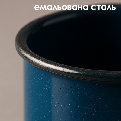 крупний план туристичного посуду з емальованої сталі
