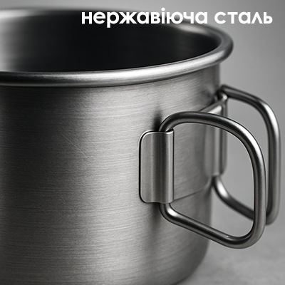 крупний план туристичного посуду з нержавіючої сталі