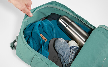 повне відкривання основного відділу рюкзака Kanken