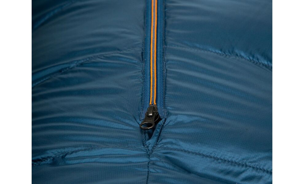 Зимовий пуховий спальник Mountain Equipment Helium 800 - Long (01635/Majolica Blue) до -15°C: з капюшоном, Максимальний зріст користувача: 200, Колір: 01635/Majolica Blue, Сторона застібки: ліва, зображення 7