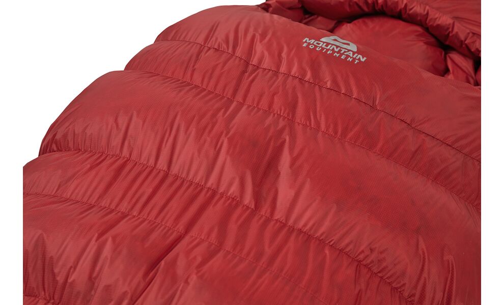 Демісезонний пуховий спальник Mountain Equipment Xeros - Long (01018/Crimson) до -12°C: з капюшоном, Максимальний зріст користувача: 200, Колір: 01018/Crimson, Сторона застібки: ліва, зображення 6