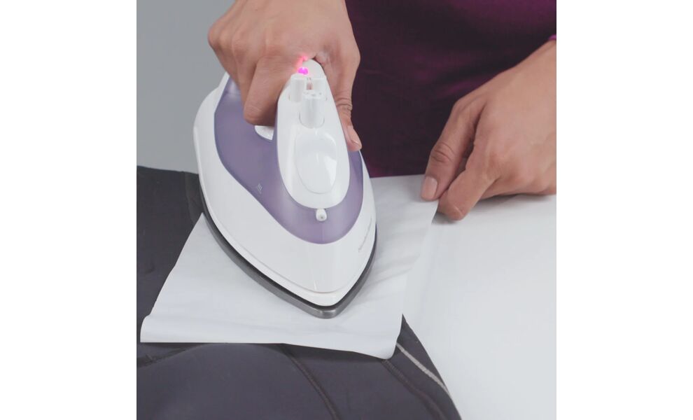 Термолатка універсальна Gear Aid TENACIOUS TAPE™ Iron-On Fabric Repair Patch (чорна), 2 шт., зображення 4