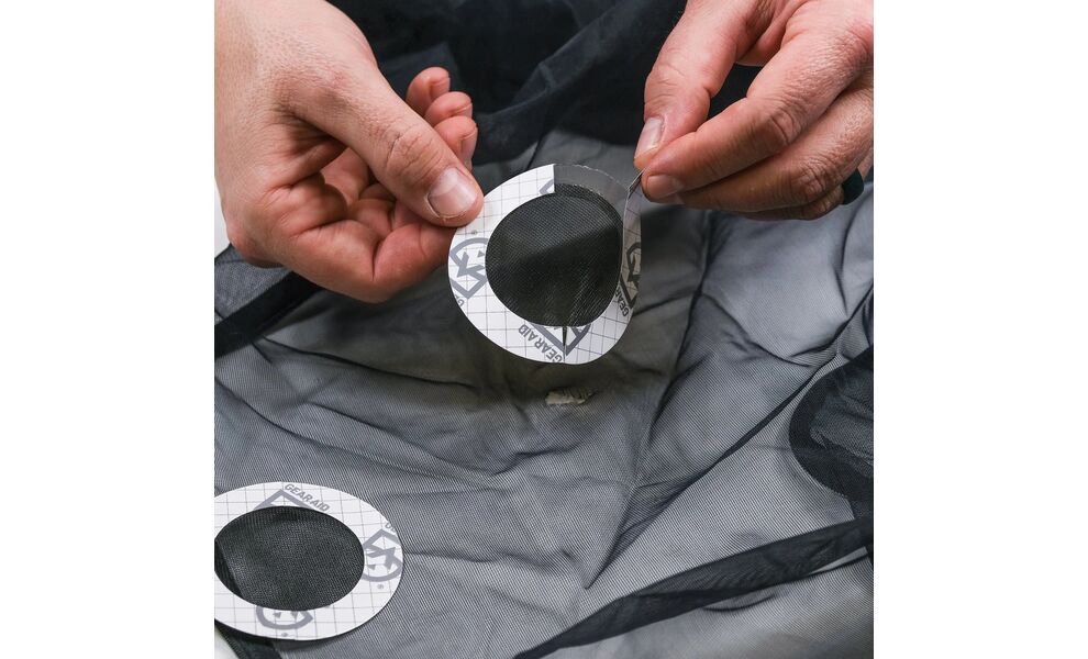 Латка з липким шаром Gear Aid TENACIOUS TAPE™ Mesh Patches (сітка), 2 шт., зображення 3