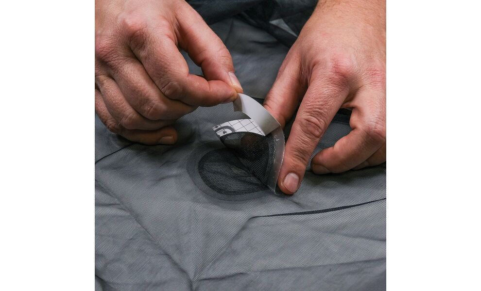 Латка з липким шаром Gear Aid TENACIOUS TAPE™ Mesh Patches (сітка), 2 шт., зображення 5