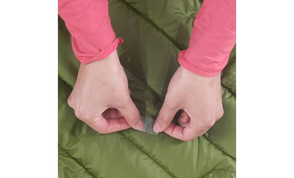 Латка з липким шаром Gear Aid TENACIOUS TAPE™ Repair Tape (сірий нейлон RipStop), 7,6x50 см, Колір: сірий нейлон RipStop, зображення 5