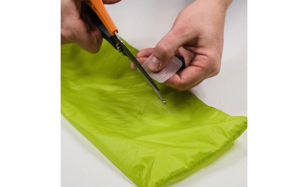 Латка з липким шаром Gear Aid TENACIOUS TAPE™ Silnylon Patches (напівпрозорий нейлон RipStop), 2 шт., зображення 3