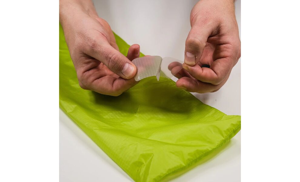 Латка з липким шаром Gear Aid TENACIOUS TAPE™ Silnylon Patches (напівпрозорий нейлон RipStop), 2 шт., зображення 4