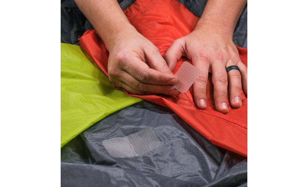 Латка з липким шаром Gear Aid TENACIOUS TAPE™ Silnylon Patches (напівпрозорий нейлон RipStop), 2 шт., зображення 6