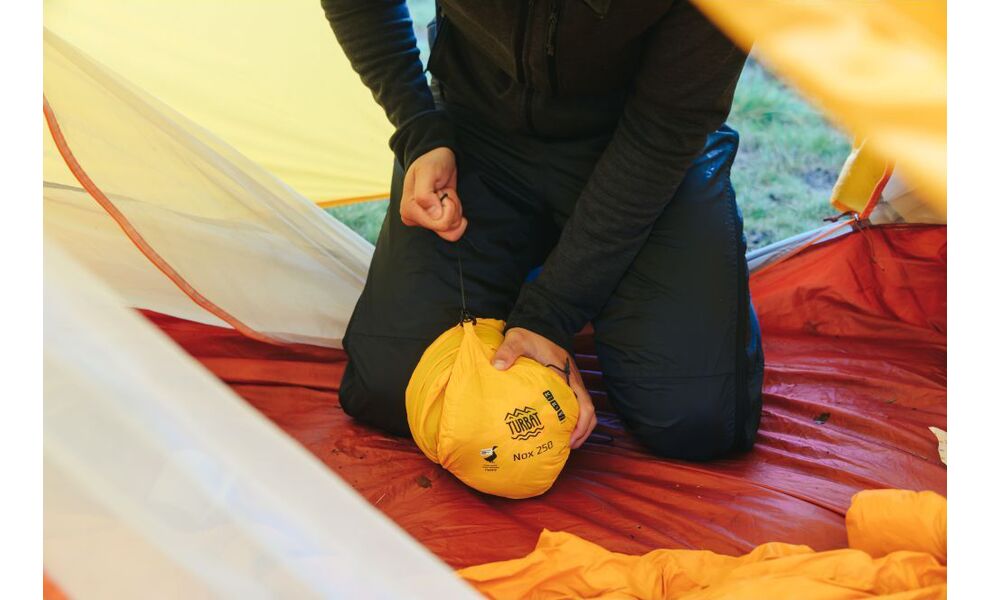 Демісезонний пуховий спальник Turbat Nox 250 - 195 (Grey/Cheddar Orange) до 3°C: з капюшоном, Максимальний зріст користувача: 195, Колір: Grey/Cheddar Orange, Сторона застібки: ліва, зображення 17