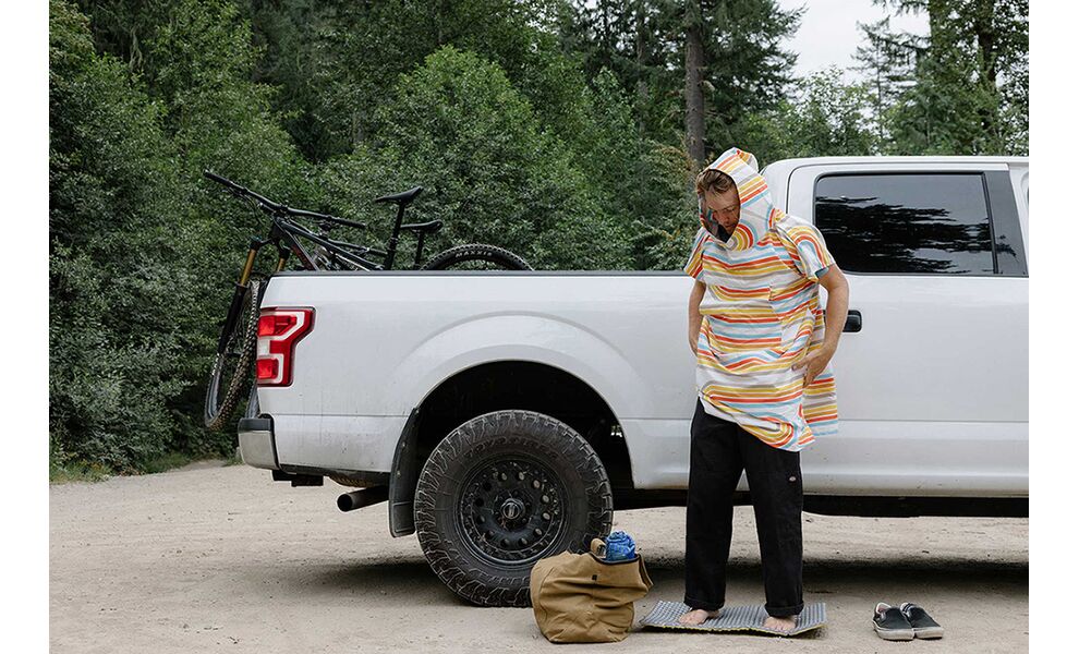 Швидкосохнучий рушник-пончо з мікрофібри PackTowl Poncho - L/XL (Retro Curve), 142x97 см, Тип розміру: L/XL, Колір: Retro Curve, зображення 5