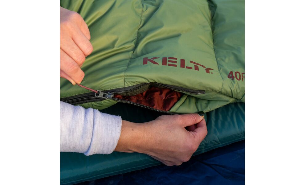 Демісезонний пуховий спальник Kelty Cosmic Down 40 Regular до +4°C: з капюшоном, Максимальний зріст користувача: 183, Колір: Dill-Duffel Bag/Cherry Mahogany, Сторона застібки: права, зображення 15