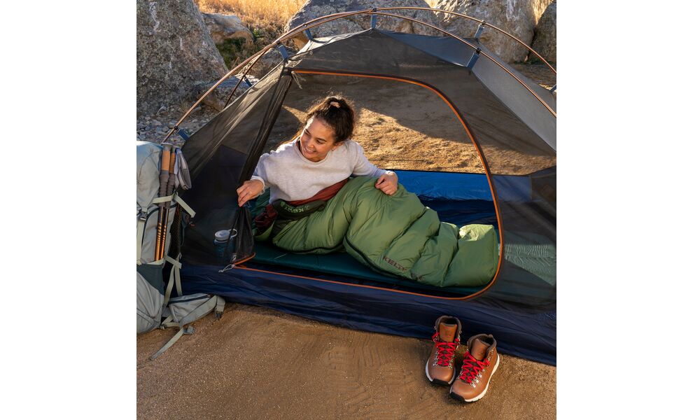 Демісезонний пуховий спальник Kelty Cosmic Down 40 Regular до +4°C: з капюшоном, Максимальний зріст користувача: 183, Колір: Dill-Duffel Bag/Cherry Mahogany, Сторона застібки: права, зображення 17