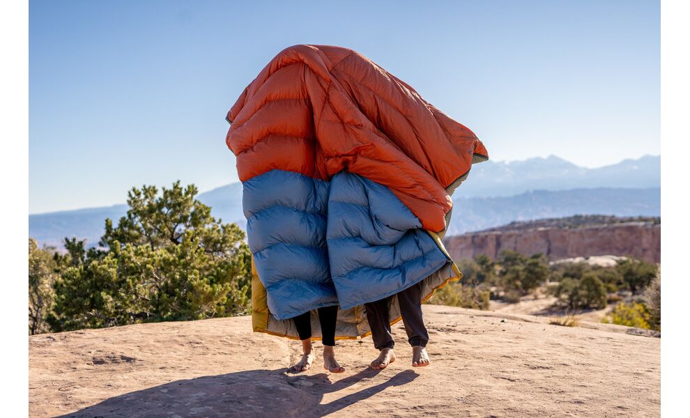 Демісезонний пуховий спальник-ковдра Kelty Galactic 30 (Rooibos Tea/Aegean Blue) до -1°C, Максимальний зріст користувача: 183, Колір: Rooibos Tea/Aegean Blue, Сторона застібки: права, зображення 6