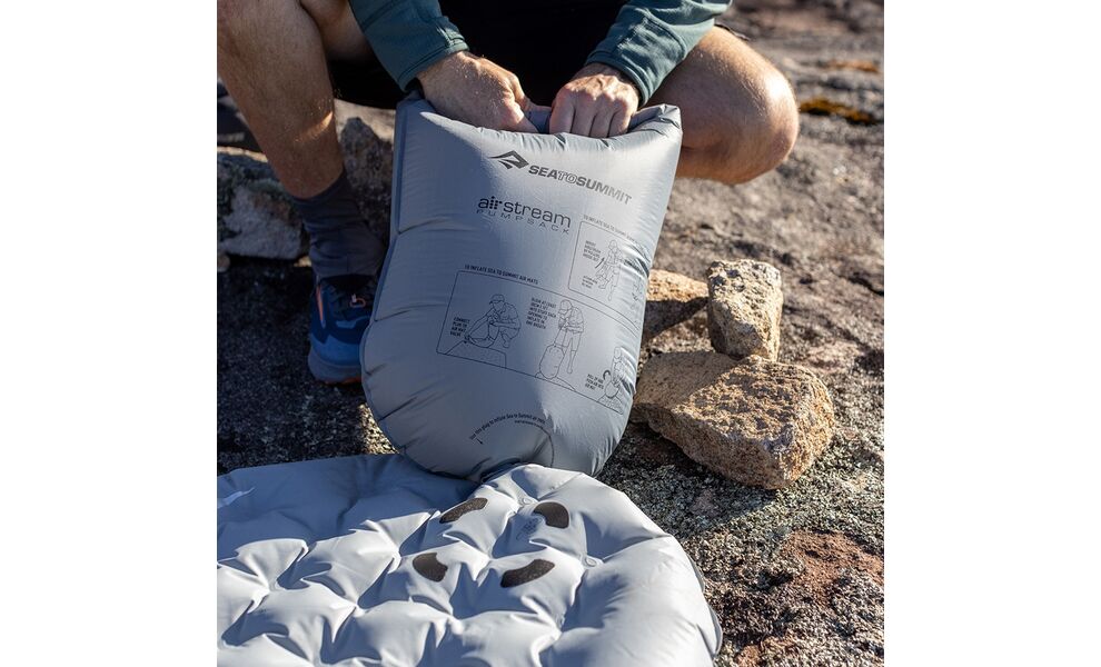 Надувний каремат Sea to Summit Ether Light XR Insulated - Regular Rectangular Wide: з мішком-насосом, Товщина: 10, Тип розміру: Regular Rectangular Wide, Колір виробника: Dark Grey, зображення 13