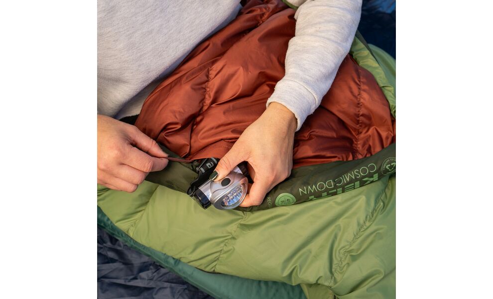 Демісезонний пуховий спальник Kelty Cosmic Down 40 Long до +4°C: з капюшоном, Максимальний зріст користувача: 198, Колір: Dill-Duffel Bag/Cherry Mahogany, Сторона застібки: права, зображення 15