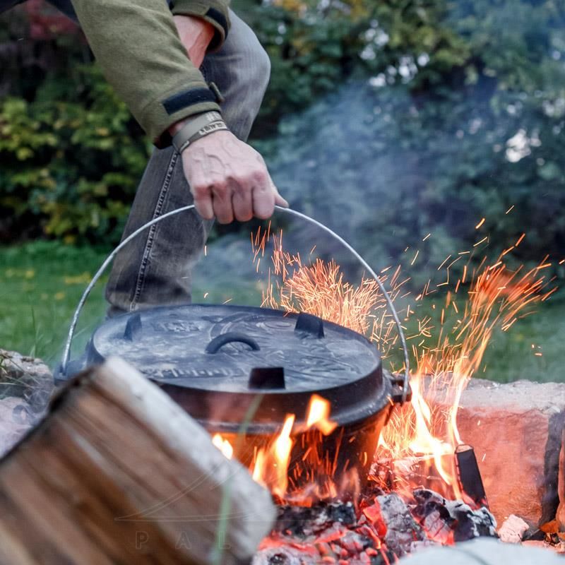 Чавунний казан-жаровня на ніжках Petromax Dutch Oven на 10,8 л